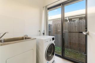 Spacious 4B Near Logan with Parking - 3
