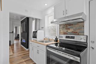 Entire unit with Backyard - 7