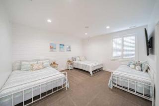 Luxury Family Retreat with Hot Tub and Games - 1