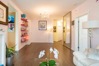 Central and quiet 2 bedroom townhouse with private patio, parking, gym - 8