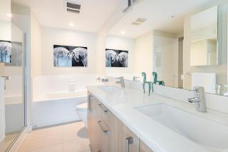Central and quiet 2 bedroom townhouse with private patio, parking, gym - 4