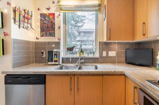 Central and quiet 2 bedroom townhouse with private patio, parking, gym - 3