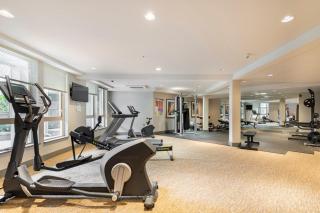 Central and quiet 2 bedroom townhouse with private patio, parking, gym - 2