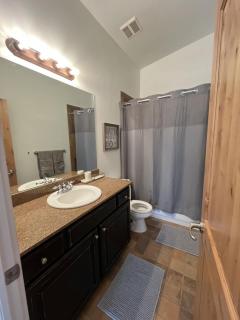 4 Bedroom 3 Bathroom and Hot Tub Minutes from Slopes - 1