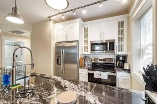 Stylish Retreat 2BR Near Frick Park, Dining - 9