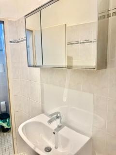 4 Bedroom Stylish Apartment with Shared Backyard - 5