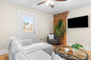 Modern 2BR Apartment Near Downtown & Shopping - 4