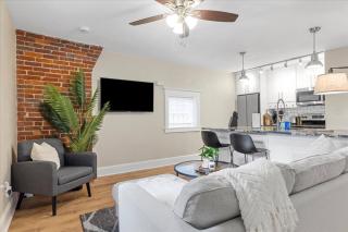 Modern 2BR Apartment Near Downtown & Shopping - 2