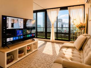 Breathtaking views of Yarra River and City skyline with Gym access - 4