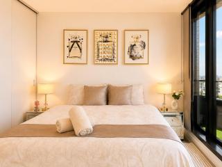 Breathtaking views of Yarra River and City skyline with Gym access - 7