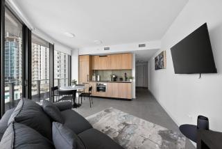 Modern Corner 1BR Balcony & Views Downtown - 7