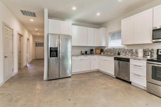 Fresh and Modern Home away from Home, by Downtown Dallas - 9
