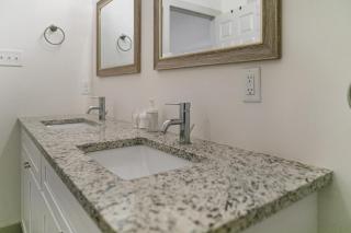 Fresh and Modern Home away from Home, by Downtown Dallas - 4