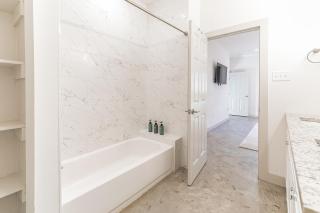 Fresh and Modern Home away from Home, by Downtown Dallas - 3