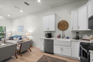 Luxury Retreat on Oleander - Unit J - 4