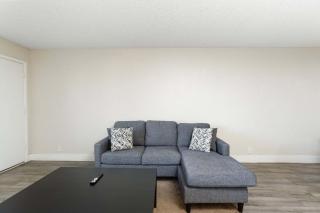 2BR Modern Mesa Stay Near DT with Pools & Gym - 2