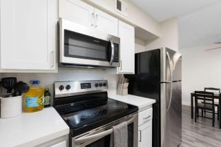 2BR Modern Mesa Stay Near DT with Pools & Gym - Mesa - 1