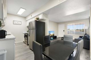 2BR Modern Baseline Stay Sleeps 4 Near Downtown - 2