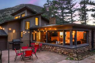 Scenic 4BR Cabin with Hot Tub Sauna Sleeps 10 - 9