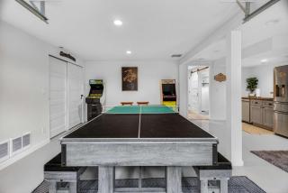 4BR Mountain Retreat with Games Large Deck &Views - 2