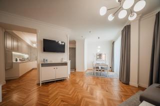 Elegant Art Nouveau Apartment Near the Beach - 6