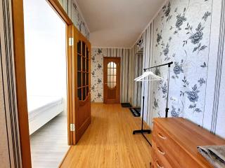 Червоне і біле Мережа квартир Alex Apartments Документи для відряджень Безконтактне заселення 24-7 Електрика та Світло, Опалення є завжди, встановлена зарядна станція ЕкоФлоу - 1