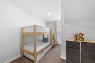 3 Bedroom City Apt, Big Yard & Park Views - Sleeps 7 - 6