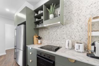 3 Bedroom City Apt, Big Yard & Park Views - Sleeps 7 - 1