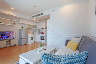Modern 1-Bedroom Apartment in Watthana with Pool Access - 8