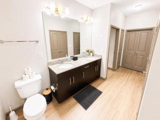 Cozy stay with gym & pool access Relax here! - 2