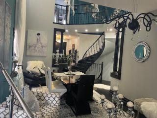 Private king size room Modern Cozy Retreat Stylish Home - 8