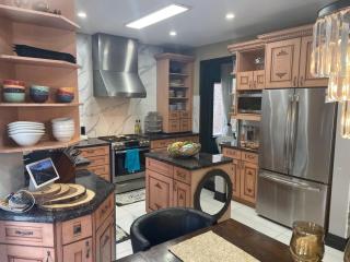 Private king size room Modern Cozy Retreat Stylish Home - 4