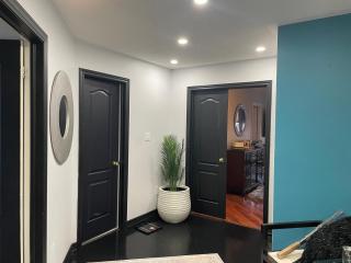 Private king size room Modern Cozy Retreat Stylish Home - 1