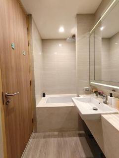 Luxury 2BR 2BA - 5 mins Walk to Emsphere Mall - 7