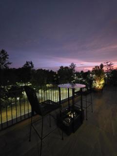 Private terrace, park view and location - 8
