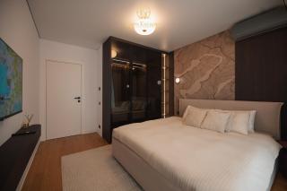 Designer Suite King Bed Sleeps 4 Near Pipera Metro - 2