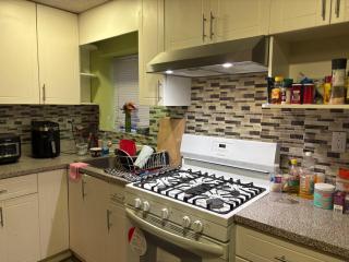 Airport & BC Place Retreat - Spacious Rooms - Free Parking - 6