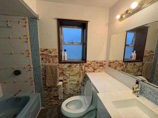 Airport & BC Place Retreat - Spacious Rooms - Free Parking - 5