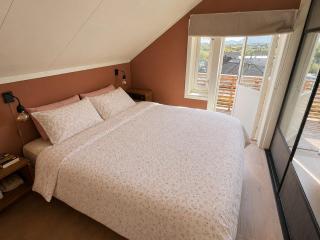 Quiet home near nature and the center of Leknes - 2