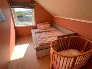 Quiet home near nature and the center of Leknes - 1