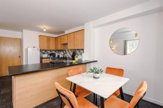 Stylish 2 BDR APT Free Parking Liverpool - 9