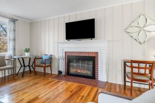 Nana's Nook 400 Hickory Grove Blvd - 1