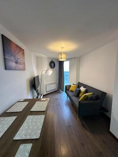 Stylish Flat Near NEC - Sleeps 4 - Parking - 6