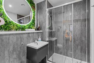 Luxury City Retreat - sleeps 6 with Games, Netflix & Record Player - 3