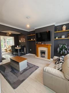 Pannell Avenue Spacious Home with Private Parking - 0