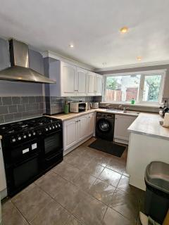 Pannell Avenue Spacious Home with Private Parking - 5