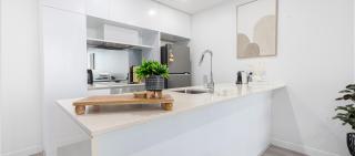 Milton Luxe 1Bd with City Views Pool Car Park Balcony Walk to Suncorp - 6