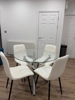 Cozy 1-BDR Apartment with Free parking, sleeps 4 - 8