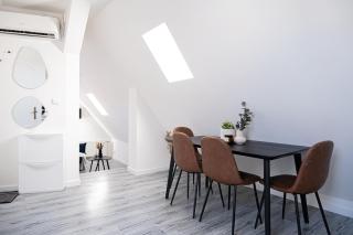 Artsy Attic 1 BR · National Museum · Parking · AC - 3