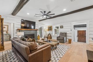 3BR Home 9 mins SNU, Sleeps 10 - 3